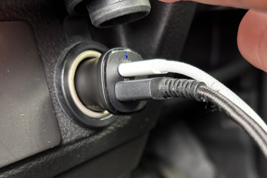 車載カーチャージャーのUSB-CとUSB-Aポートに2本のケーブルを接続した状態