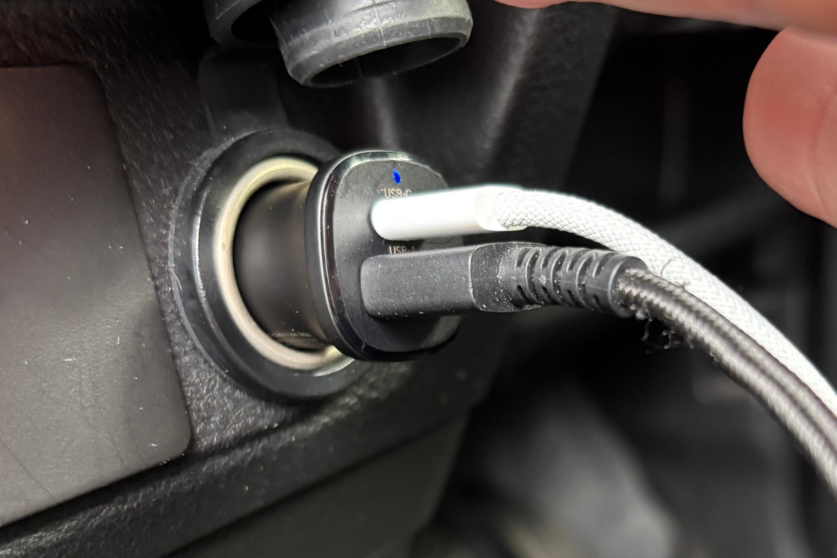 車載カーチャージャーのUSB-CとUSB-Aポートに2本のケーブルを接続した状態