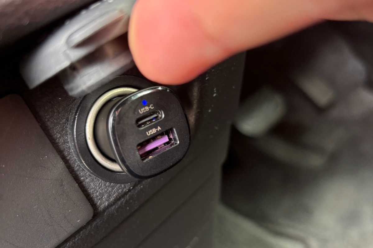 車のアクセサリーソケットに取り付けたUSB-C・USB-A対応カーチャージャー