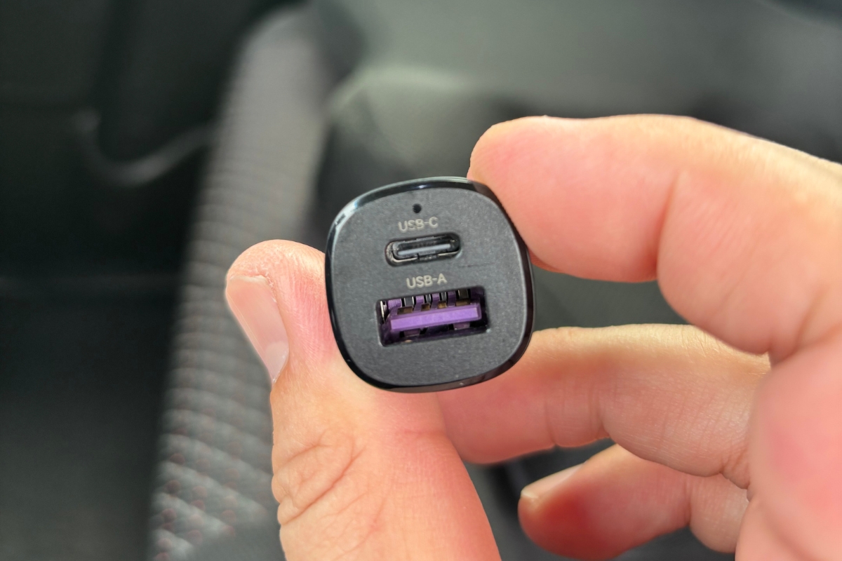 USB-CポートとUSB-Aポートを搭載した車載用カーチャージャー