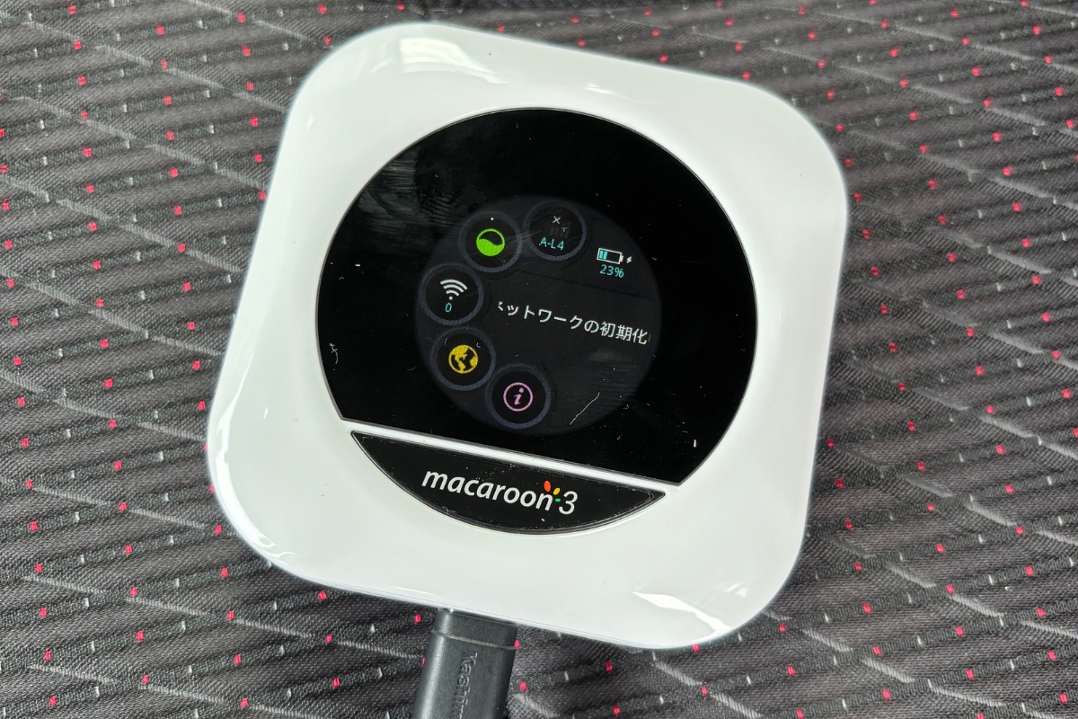 新品のカーチャージャーから充電しているモバイルWi-Fi「macaroon3」