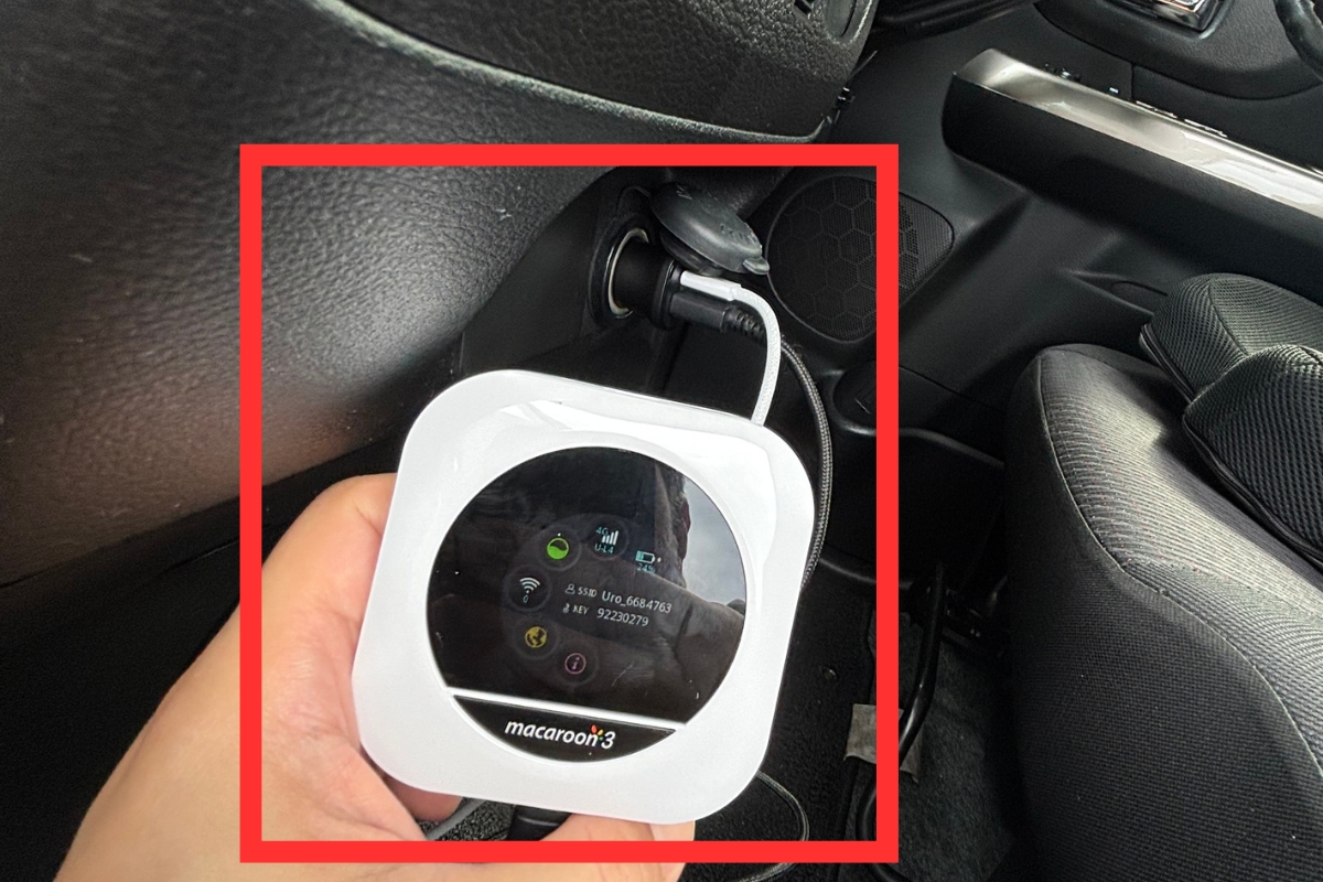 車内でカーチャージャーに接続して充電しているモバイルWi-Fi「macaroon3」