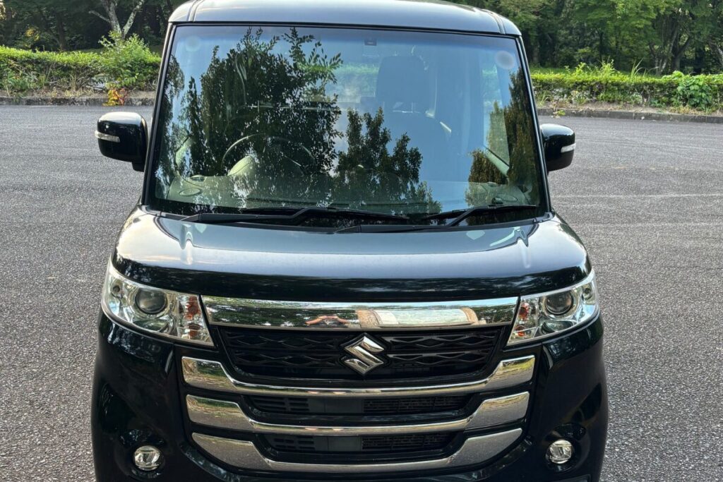 近くの公園の駐車場で前方から撮影した愛車スペーシアカスタムZ（ブラック）のフロントフェイス