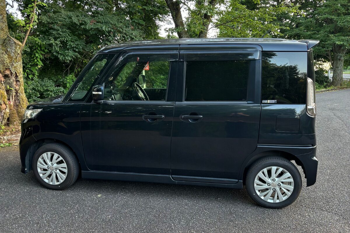 近くの公園の駐車場で左側から撮影した愛車スペーシアカスタムZ（ブラック）のサイドビュー（外観）