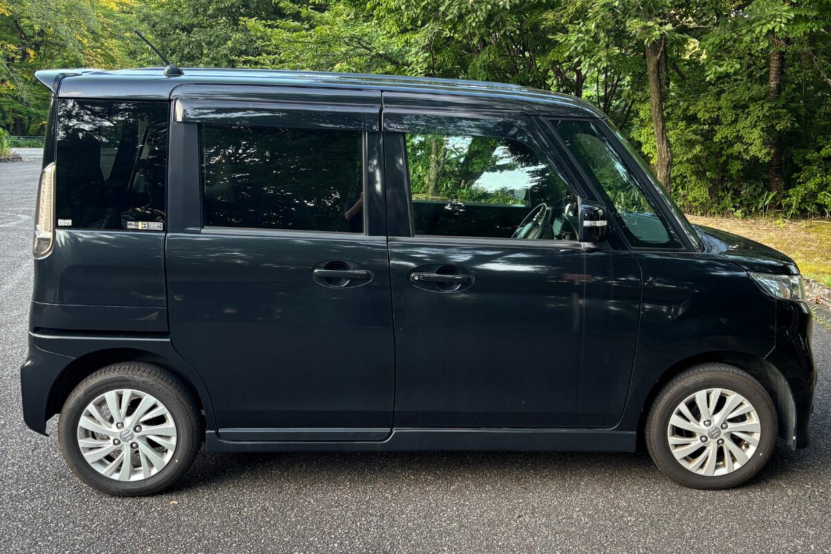 公園の近くの駐車場で右側から撮影した愛車スペーシアカスタムZ（ブラック）のサイドビュー（外観）