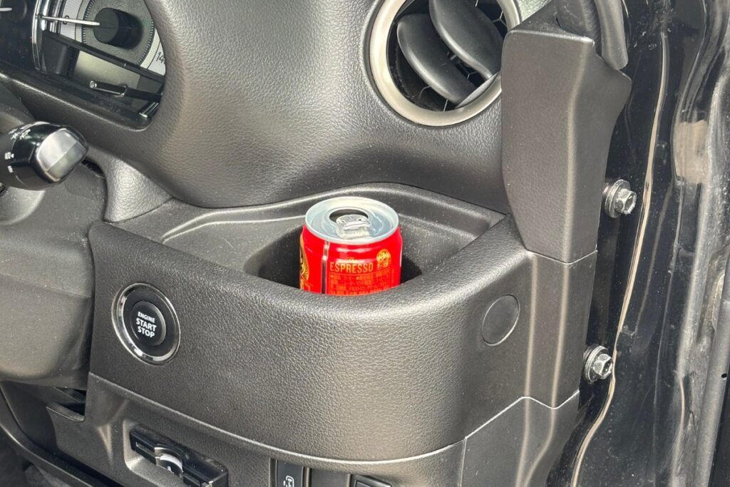 スペーシア運転席側のドリンクホルダーに缶コーヒーを置いた状態