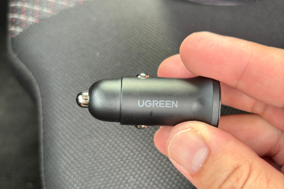UGREEN製のカーチャージャー